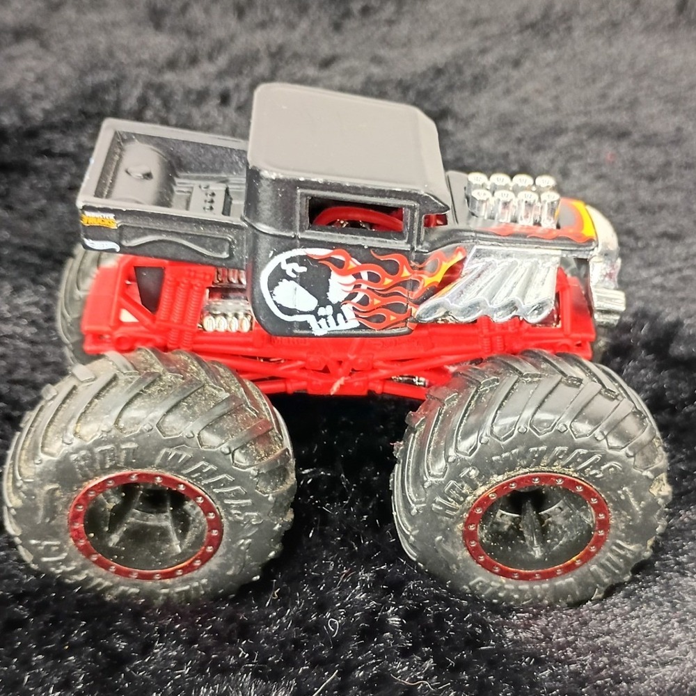 Hot Wheels Monster Truck Bone Shaker Black Red Skull Flame Diecast 1:64 Scale